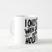 赤ちゃんが嫌がる人を描いたマグカップ コーヒーマグカップ (正面左)