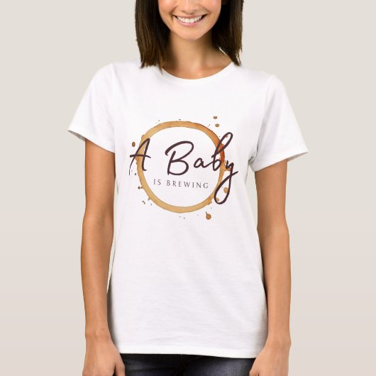 赤ちゃんが淹れるコーヒー豆のベビーシャワー Tシャツ (正面)