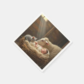 赤ちゃんと子猫が納屋で眠る スタンダードカクテルナプキン (角)