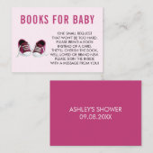 赤ちゃんのために本を持ってきて。ピンクのスニーカーのベビーシャワー エンクロージャーカード (正面/裏面)