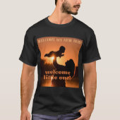 赤ちゃんのようこそ テキスト ベビーシャワーのイメージ Tシャツ (正面)