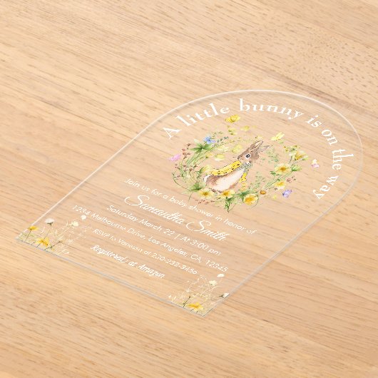 赤ちゃんのシャワーの途中に小さなバニーがある アクリル招待状 (レイダウン)