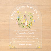 赤ちゃんのシャワーの途中に小さなバニーがある アクリル招待状 (正面)