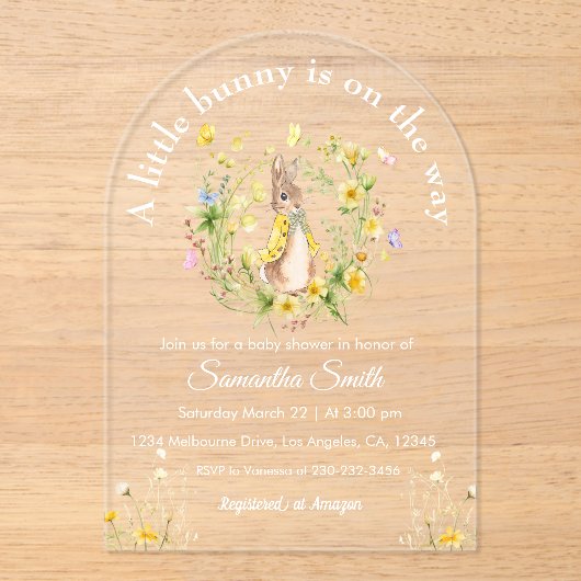 赤ちゃんのシャワーの途中に小さなバニーがある アクリル招待状 (正面)