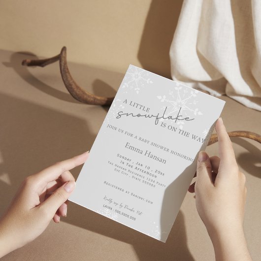 赤ちゃんのシャワー灰色の途中に小さなスノーフレークがある 招待状
