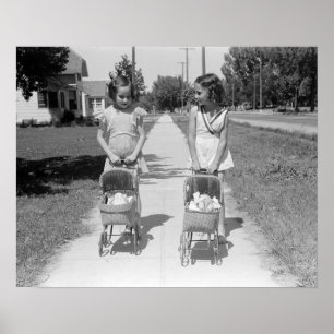 赤ちゃんのベビーカーを押す女の子たち、1941年。ヴィンテージ写真 ポスター