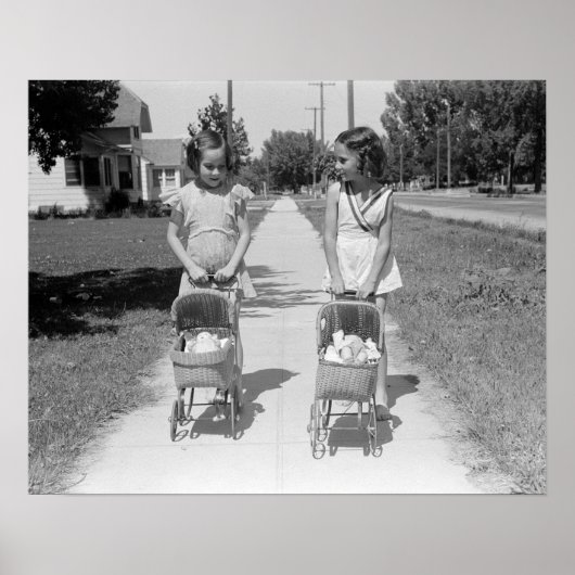 赤ちゃんのベビーカーを押す女の子たち、1941年。ヴィンテージ写真 ポスター (正面)