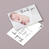 赤ちゃんの写真を使った現代的な誕生のお知らせシンプルなスクリプト ポストカード