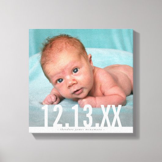 赤ちゃんの写真 誕生日 白い太字オーバーレイ キャンバスプリント (正面)