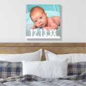 赤ちゃんの写真 誕生日 白い太字オーバーレイ キャンバスプリント (インサイチュ (寝室))