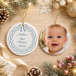 赤ちゃんの初めてのクリスマスの写真リボン スカラップ ブルー セラミックオーナメント