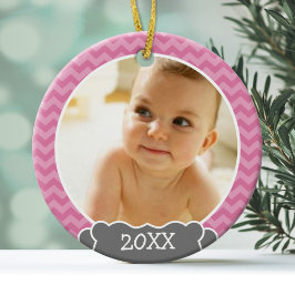 赤ちゃんの初めてのクリスマス フォトアイテム - ピンクのシェブロングレー ガラスオーナメント