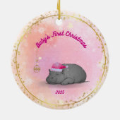 赤ちゃんの初めてのクリスマス - 磁器カバ オーナメント (裏面)