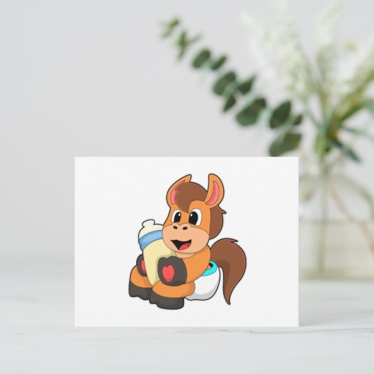 赤ちゃんの哺乳瓶を持つ馬 ポストカード (スタンド正面)