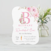 赤ちゃんの女の子のピーターラビット 1歳の誕生日、ピンクのイニシャル 招待状 (スタンド正面)