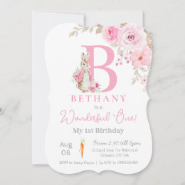 赤ちゃんの女の子のピーターラビット 1歳の誕生日、ピンクのイニシャル 招待状