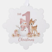 赤ちゃんの女の子の最初のクリスマス 雪だるまと鹿 オーナメントカード (正面)