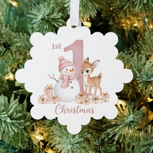 赤ちゃんの女の子の最初のクリスマス 雪だるまと鹿 オーナメントカード (インサイチュ (木))