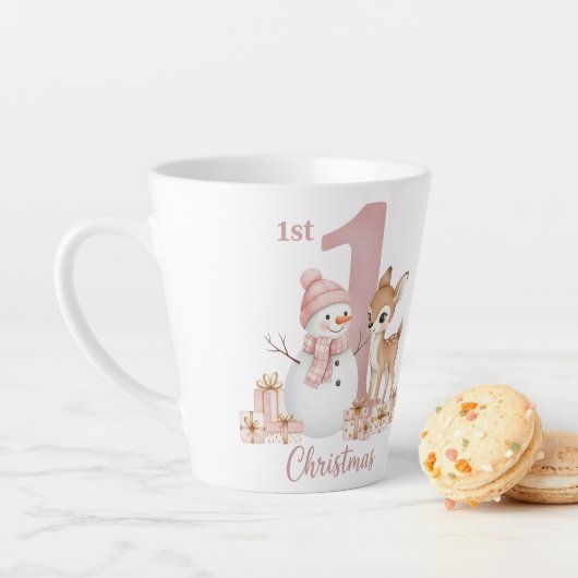 赤ちゃんの女の子の最初のクリスマス 雪だるまと鹿 カフェラテマグ (インサイチュ)