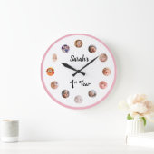 赤ちゃんの女の子の1歳の誕生日12か月の写真 ラージ壁時計 (ホーム)