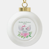 赤ちゃんの最初のクリスマス ピンクの象 緑の花 セラミックボールオーナメント (正面)
