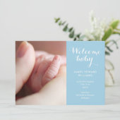 赤ちゃんの男の子の写真 モノグラム 青いスクリプト 誕生 案内状 (スタンド正面)