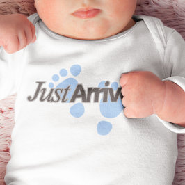 赤ちゃんの足のマークがついた新生児用ロンパース「Just Arrived」 ベビーボディスーツ