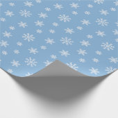 赤ちゃんの青い背景のクリスマスホワイトの雪片 ラッピングペーパー (角)