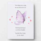 赤ちゃんを亡くした女の子の紫の蝶の追悼プレート フォトプラーク (正面)