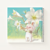 赤ちゃんウサギのトランペット奏者とリリーガーデンの鳥 ノートブック (裏面)