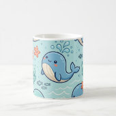 赤ちゃんクジラ マグカップ – 淡い色の海洋柄 (中央)