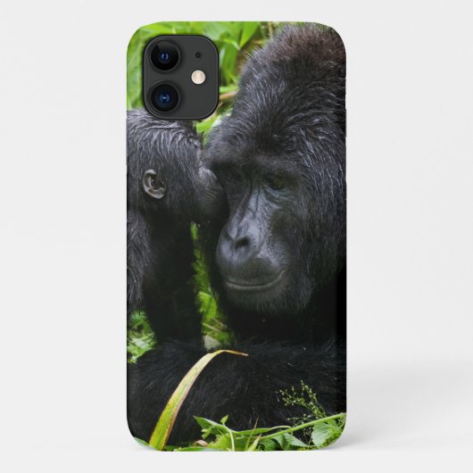 赤ちゃんゴリラがシルバーバックゴリラにキス Case-Mate iPhoneケース (裏面)