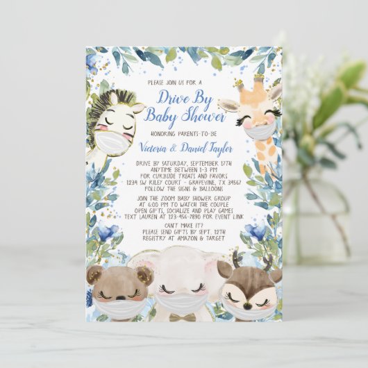 赤ちゃんシャワーでマスクを付けた男の子の動物 招待状 (スタンド正面)