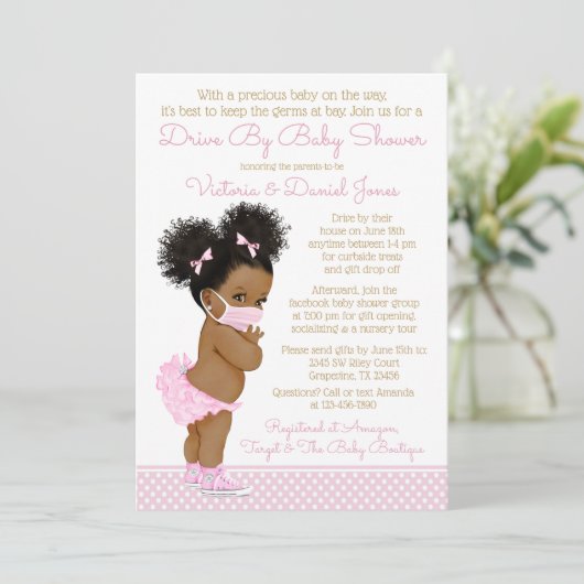 赤ちゃんシャワーでマスクを駆動するアフロ髪の赤ちゃん女の子 招待状 (スタンド正面)