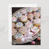 赤ちゃんシャワーのベビーのガラガラのカップケーキのトレイ。 インビテーションポストカード (正面/裏面)