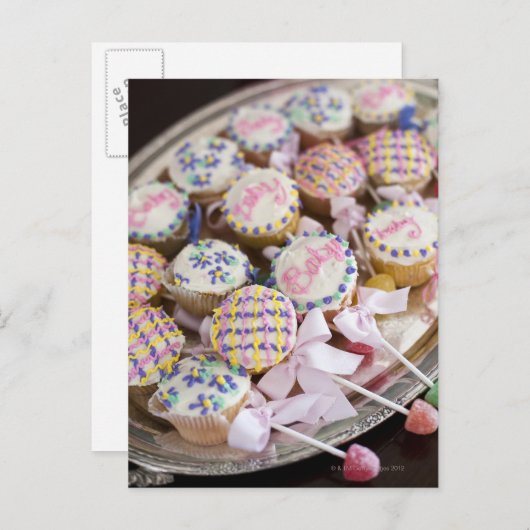 赤ちゃんシャワーのベビーのガラガラのカップケーキのトレイ。 インビテーションポストカード (正面/裏面)