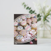 赤ちゃんシャワーのベビーのガラガラのカップケーキのトレイ。 インビテーションポストカード (スタンド正面)