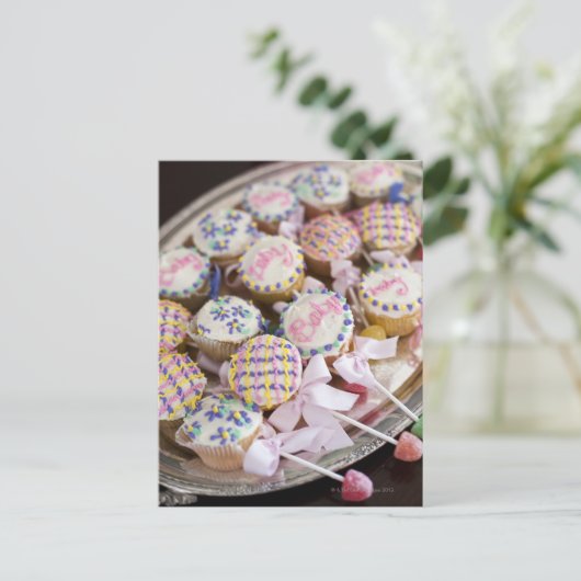 赤ちゃんシャワーのベビーのガラガラのカップケーキのトレイ。 インビテーションポストカード (スタンド正面)