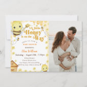 赤ちゃんシャワーの写真が途中にある小さな蜂蜜 招待状 (正面)