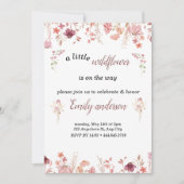 赤ちゃんシャワーの途中にあるピンクの小さなワイルドフラワー 招待状 (正面)