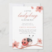赤ちゃんシャワーの途中に小さなテントウムシがいる 招待状 (正面)