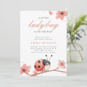 赤ちゃんシャワーの途中に小さなテントウムシがいる 招待状 (スタンド正面)