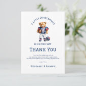 赤ちゃんシャワーの途中に小さな四分銅が置かれている サンキューカード (スタンド正面)