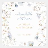 赤ちゃんシャワーの途中に小さな野花がある スクエアシール (正面)