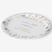 赤ちゃんシャワーの途中に小さな野花がある ペーパープレート (アングル)