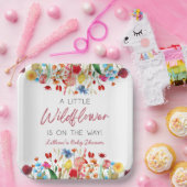 赤ちゃんシャワーの途中に小さな野花がある ペーパープレート (パーティー)