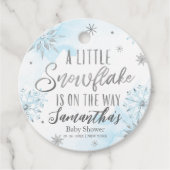 赤ちゃんシャワーの途中に少し雪の結晶がある フェイバータグ (正面)