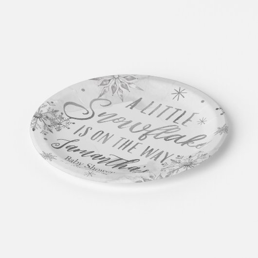 赤ちゃんシャワーの途中に少し雪の結晶がある ペーパープレート (アングル)