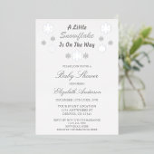 赤ちゃんシャワーの途中に少し雪の結晶がある 箔招待状 (立ち正面)