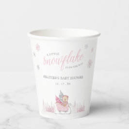 赤ちゃんシャワーの途中に少し雪の結晶がある 紙コップ
